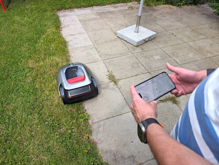 Die Ränder müssen einmal manuell abgefahren werden, das Smartphone dient als Joystick.