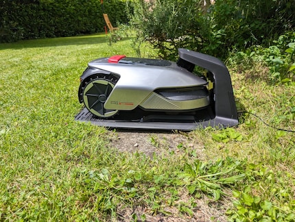 Der Mähroboter lädt zwischendurch auf der Basisstation, falls nötig.