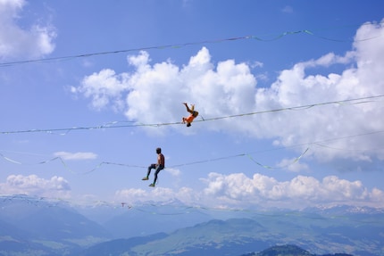 Sieht einfach aus, ist aber extrem schwierig: Sebastian Egger zeigt die Rolle auf der schwankenden Highline.