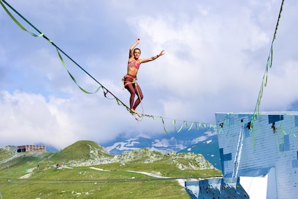 Höchste Konzentration: Die Brasilianerin Erika Sedlacek (32) auf der Highline.