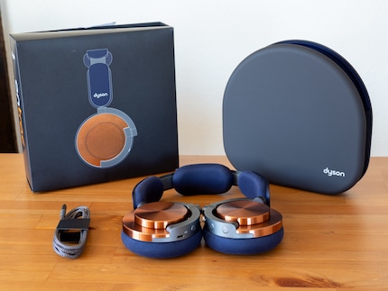 Schlicht und farblich kohärent. Dyson stellt dir im Lieferumfang neben dem Kopfhörer ein Case und das USB-C-Ladekabel zur Verfügung.