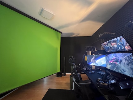 The green screen allows Der_Woo to insert himself into the live image.