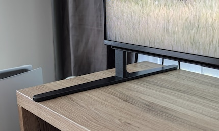 Clever: Die Standfüsse des Sony Bravia 9 lassen sich so montieren, dass genug Platz für eine Soundbar bleibt.