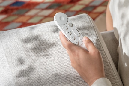 Die Sprachfernbedienung des TV Streamer funktioniert auch mit zwei Chromecast-Modellen.