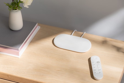 Der Google TV Streamer ist dezent gestaltet, kommt aber nicht ohne Kabel aus.