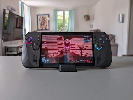 With Cyberpunk 2077 at full power, the battery runs out after just 70 minutes.