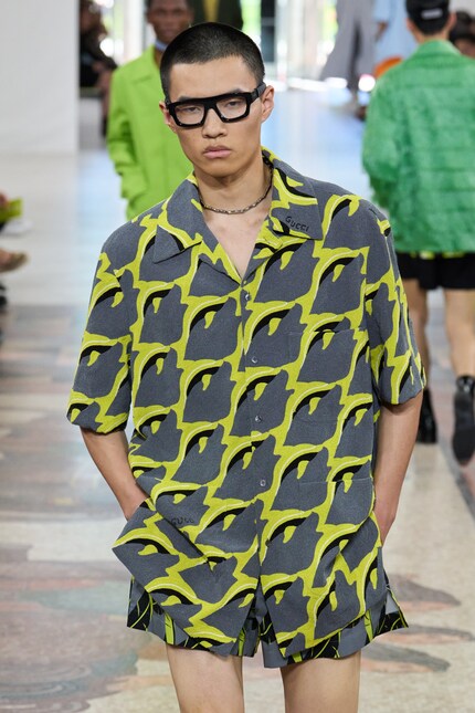 Einer der 41 Hotpants-Looks der kommenden Frühlingskollektion 2025 von Gucci.