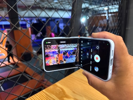 Wer das Handy beim Filmen besonders ruhig halten will, nutzt den Camcorder-Modus.