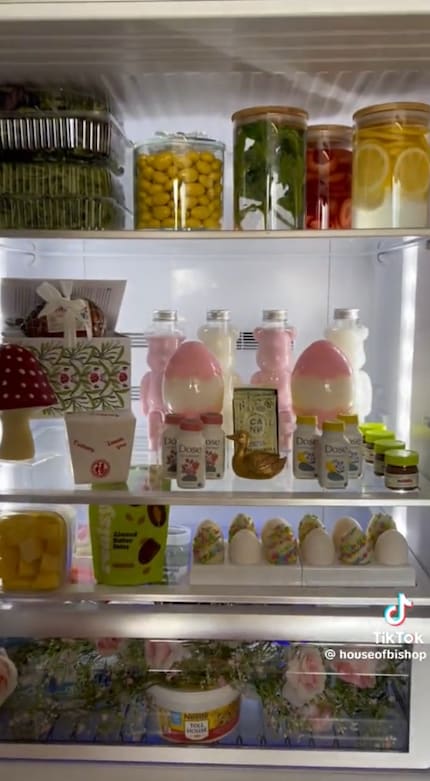 They organise fridges artistically and showcase them on platforms such as TikTok.