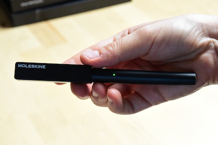 Alles im grünen Bereich: Der Smart Pen ist geladen und mit dem Smartphone gekoppelt.