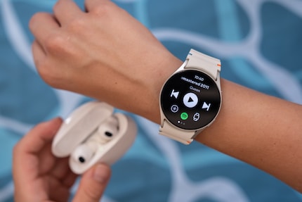 Thanks to 32 GB of memory and Wear OS 5, I can download my Spotify playlist directly to my watch.