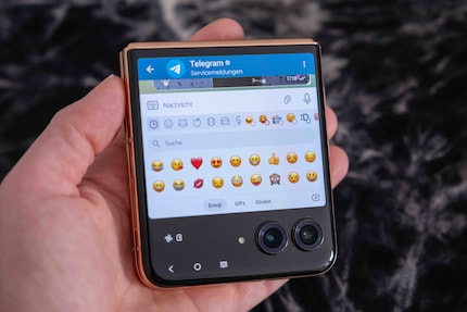 On the external display, you have full access to your messaging apps and can write replies.