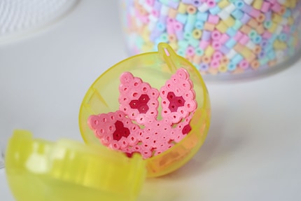 If you want the flower curvature to hold well, you can put it in the freezer for a few minutes together with the cup (or gacha capsule, as shown here).
