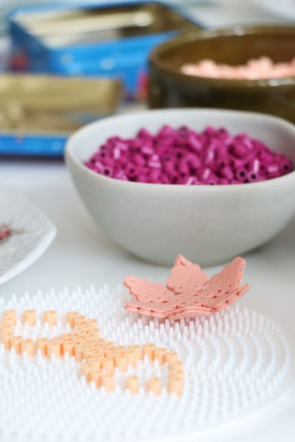 How easy it is to create symmetrical flowers depends on the pegboard and your imagination.