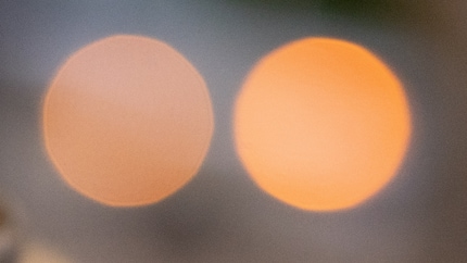 Pixel peeping: A very faint onion ring can still be seen at the left light spot when magnified.
