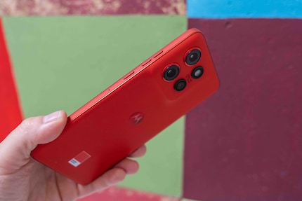 Das Edge 50 Neo ist handlicher als viele aktuelle Phones.
