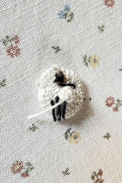 The first failed attempt: As recommended in the instructions, I mark the rounds with a different colour yarn and lose track.