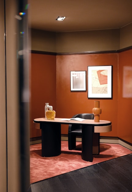 The gentle curves of the Flexform desk radiate a pleasant vibe.