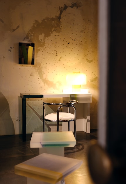 Sé presented semi-transparent office furniture in the rooms of Rossana Orlandi.