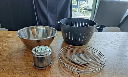 Der Grill besteht aus den vier Hauptbestandteilen: Grillrost, Feuerbehälter, Innen- und Außenschale.
