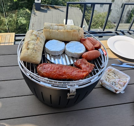 Der Grill wird bestückt.