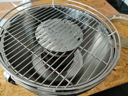 Einige Reste auf dem Grillrost mittig über dem Feuerbehälter konnte ich nicht entfernen.