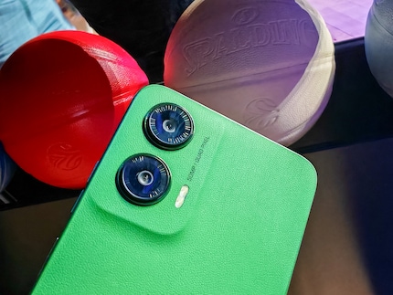 For some of the colours, Motorola uses vegan leather with texture for the back.