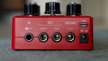 Front of the Pod Express with the connections. There’s also a 3.5 mm output for headphones on the side.