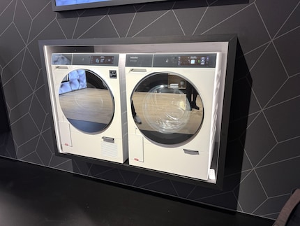 Die W2 Nova Edition (rechts) mit dem passenden Tumbler von Miele.