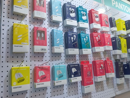 Accessories in Pantone-certified colours.