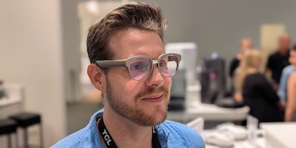 Gänzlich unscheinbar ist die AR-Brille nicht, aber sie trägt sich trotzdem recht bequem.