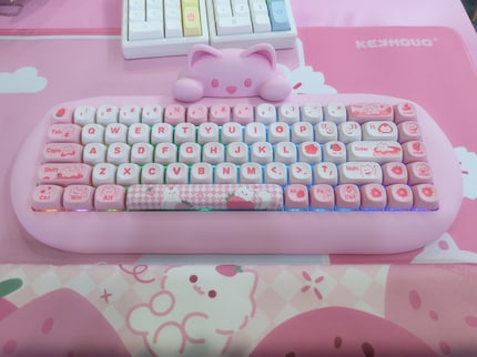 The pink Yunzii C68 keyboard comes with a cute cat.