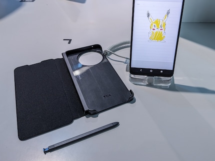 Thanks to the case with integrated pen as an accessory, you can write and draw.