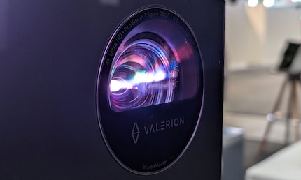 Direkt ins Licht schauen würde ich nie; die Laserdioden strahlen mit bis zu mächtigen 3000 ISO Lumen.