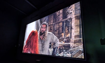 Auf einer imposanten 210-Zoll-Leinwand betrachte ich das gestochen scharfe Bild des VisionMaster Max.