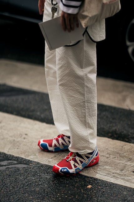 Sneaker mit funktionalem Charakter sind eine trendy Alternative zu schlanken Retro-Modellen.