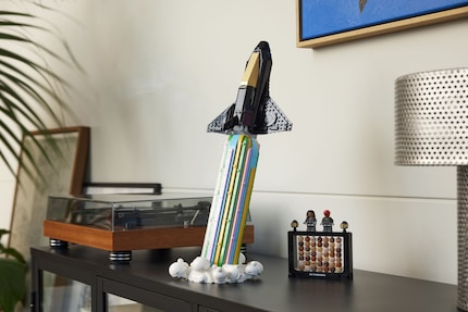 Neben der Rakete sind im Set zwei Minifiguren und 49 weitere Köpfe enthalten.