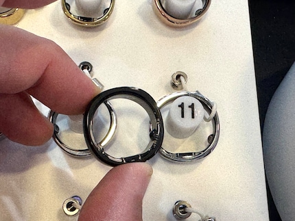 Der erste Ring in Schwarz im Vergleich mit den dünneren, neuen Ringen.