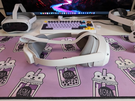 The Pico 4 Ultra does without an additional headband to fit well. But after an hour, this headset also becomes uncomfortable.