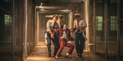 Arthur Fleck – oder der Joker? – wird von Arkham-Asylum-Wärtern drangsaliert.