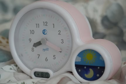 Drei hilfreiche Zeitangaben fürs Kind: analog, digital und auch noch eine Tag- oder Nachtanzeige.