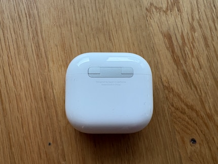 To pair, all you need do is open the case – Apple’s done away with the pairing button.