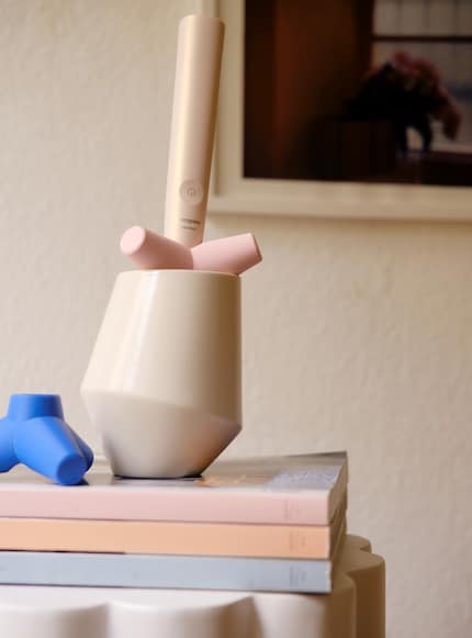 The matching cup turns the toothbrush into a decorative object.