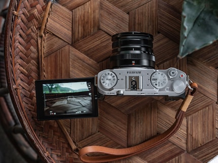 Die X-M5 kommt im gewohnten Retro-Look. Die Räder steuern aber Bildlook und Aufnahmemodi – und nicht ISO und Verschlusszeit wie bei anderen Modellen.