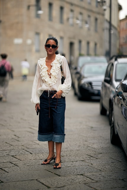 From sweater to T-shirt to blouse – the French tuck’s a matter of course for many millennials.