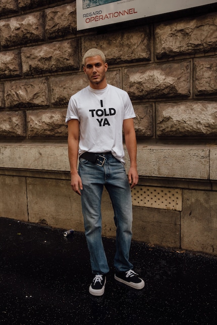 If you tuck your T-shirt into the front of your waistband, the belt buckle becomes the main focus.