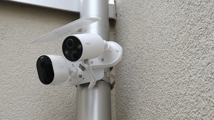 Hier hängen Arlo und Tapo noch einträchtig nebeneinander. Das Arlo-Abo habe ich inzwischen gekündigt und setze derzeit nur auf die Tapo-Kamera.