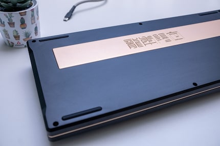 Sogar ein Gewicht aus Aluminium kommt zum Einsatz. Das kenne ich nur von DIY-Tastaturen.