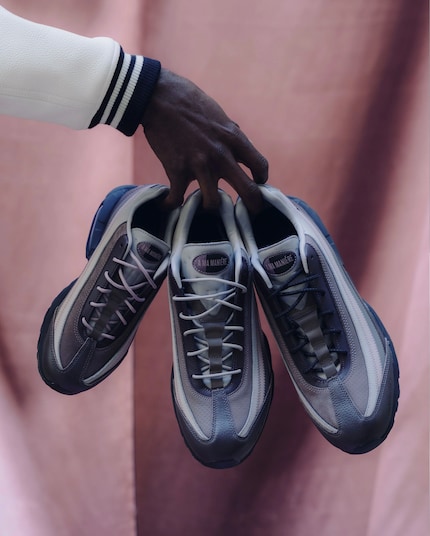 Der Sneaker wird mit drei unterschiedlichen Schnürsenkeln geliefert.