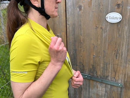 Going for a quick toilet break really shouldn’t require a striptease. Especially when it’s chilly outside and you’ve got a bunch of layers on.